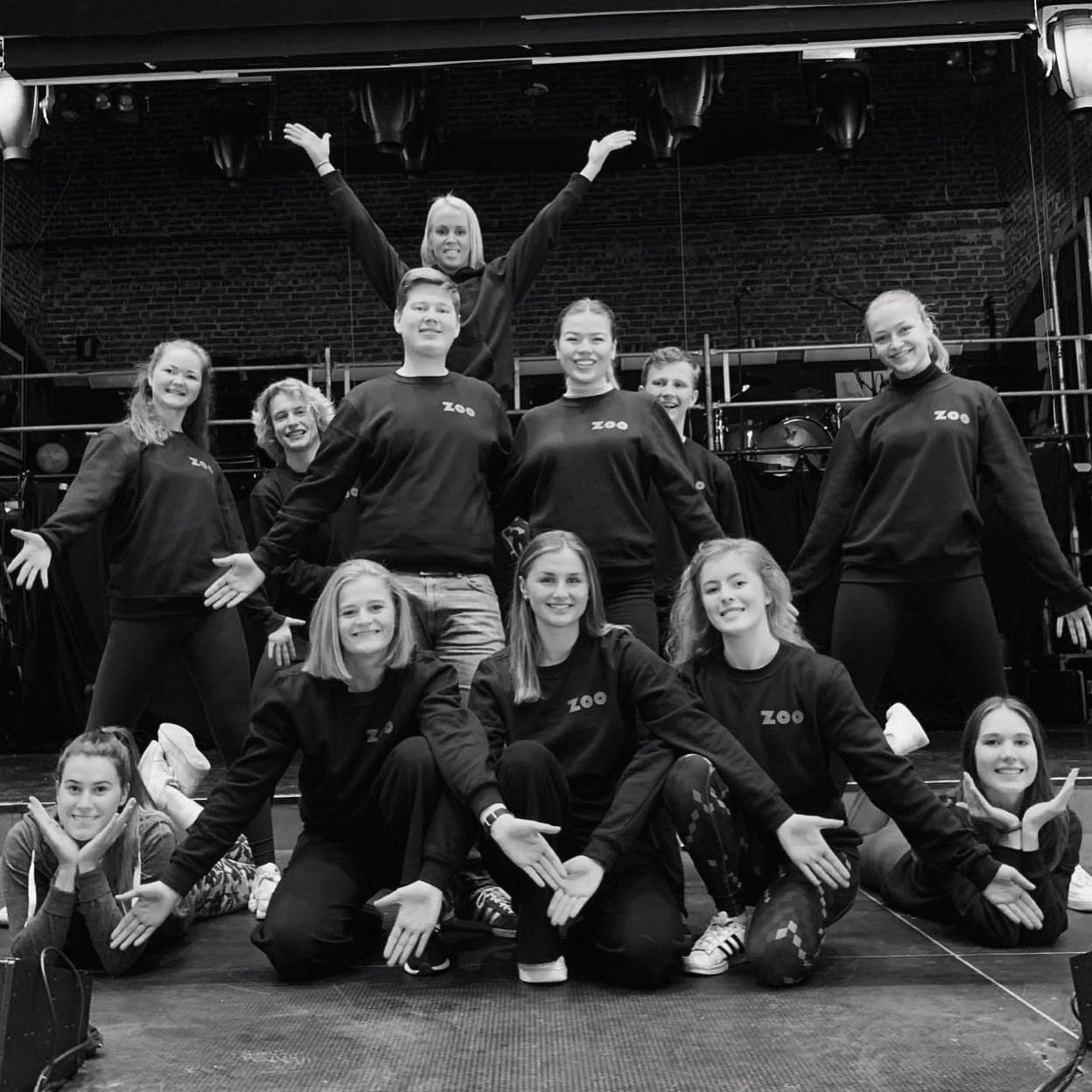 Foto: aktører og dansere for UKErevyen Zoo